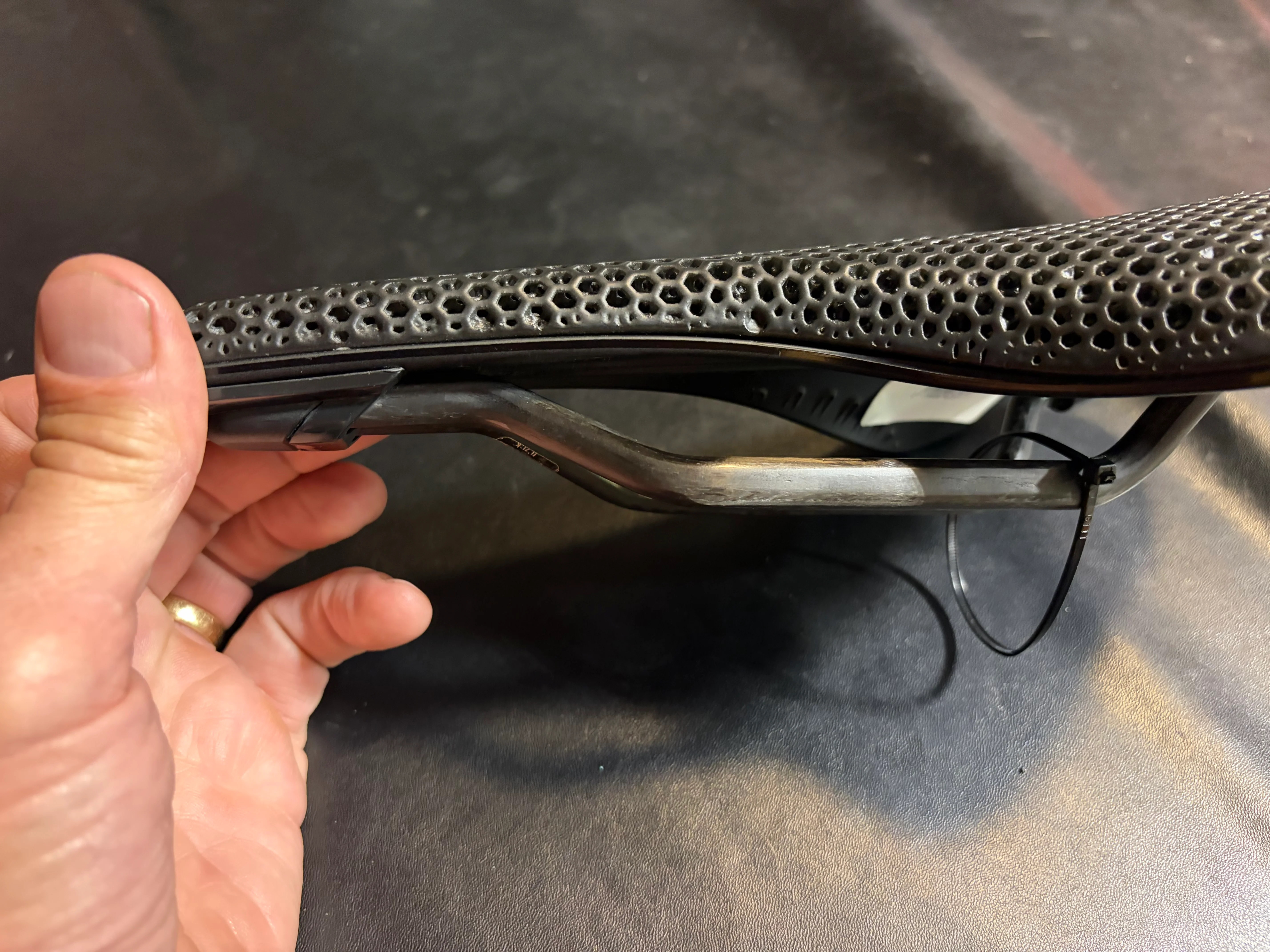 Fizik Versus Evo R3 Adaptive Saddle, K:ium Rails - Image 4
