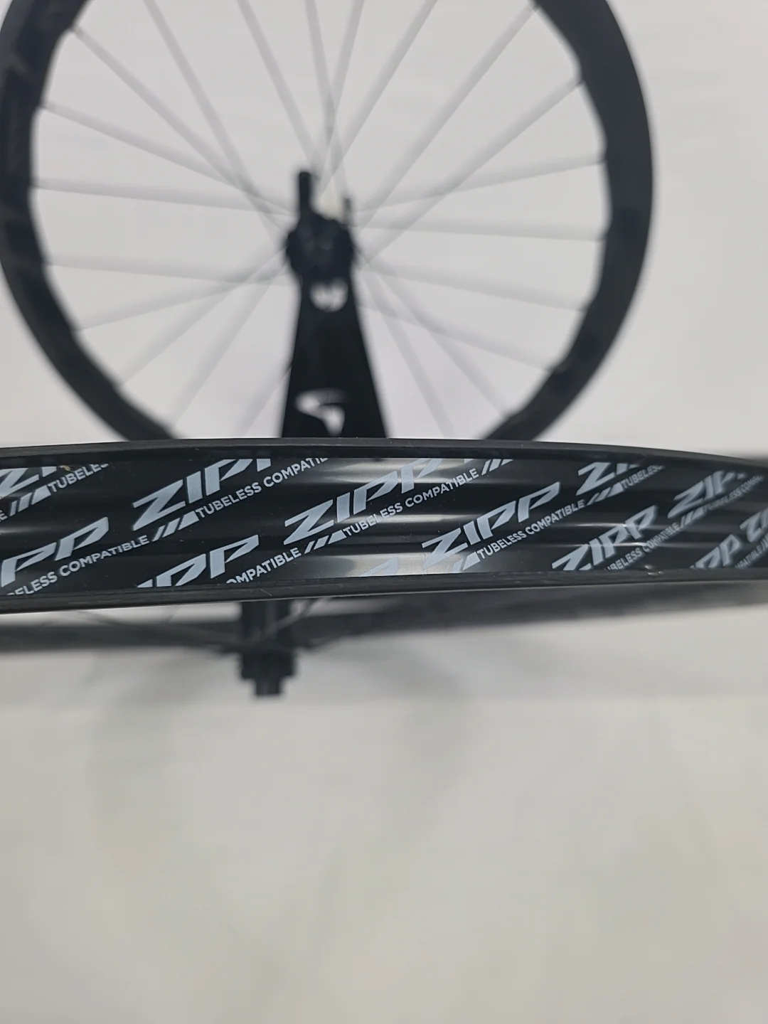 2024 ZIPP 353 NSW Tubeless Disc-Brake Front Wheel - SALE - Image 10